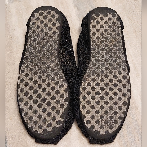 🌺 Toms Black Crochet Slip-On Shoes Size 5 - Picture 5 of 5